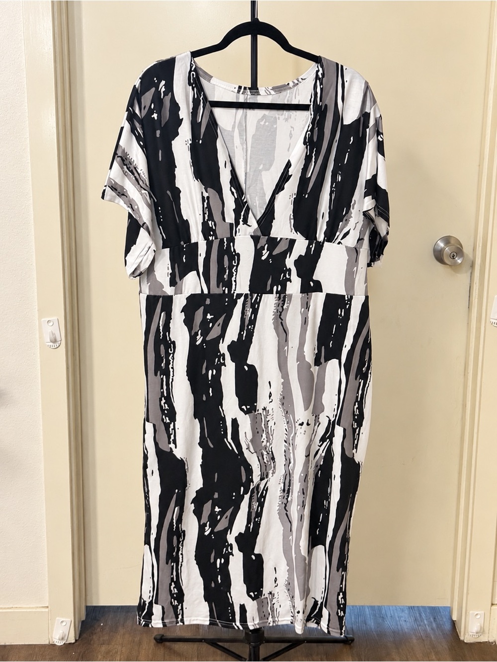 Woman’s Abstract print white black and grey V-neck Maxi Dress